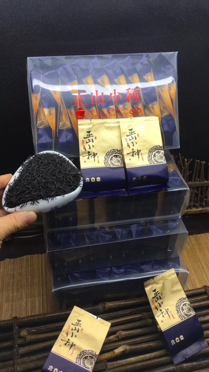 购买一斤茶叶送一套茶具挑任选。任选不满意，包退换。