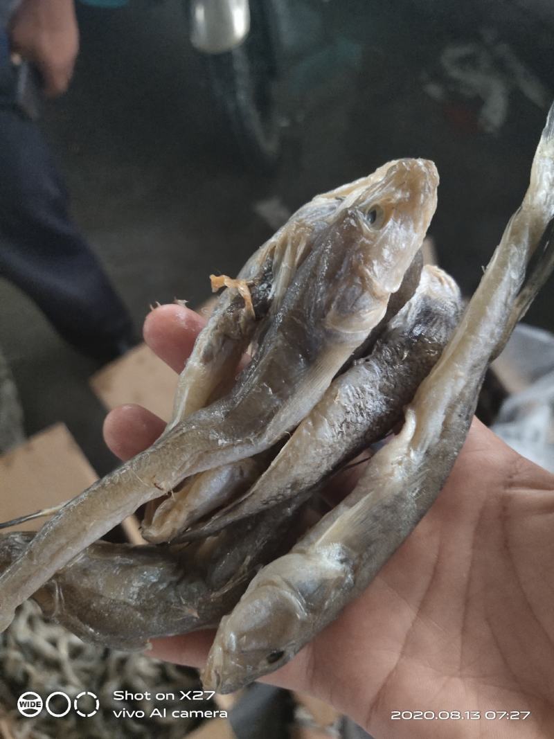 咸鱼，又名油光鱼，用盐腌制的，咸的，吃的时候泡一泡