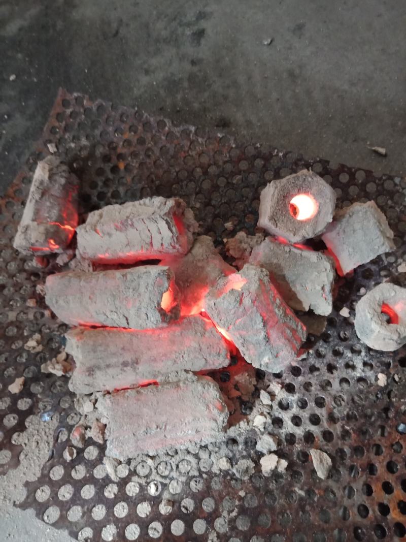 机制木炭，有锯末，竹粉，和花生壳原料的高、中、低溫炭。