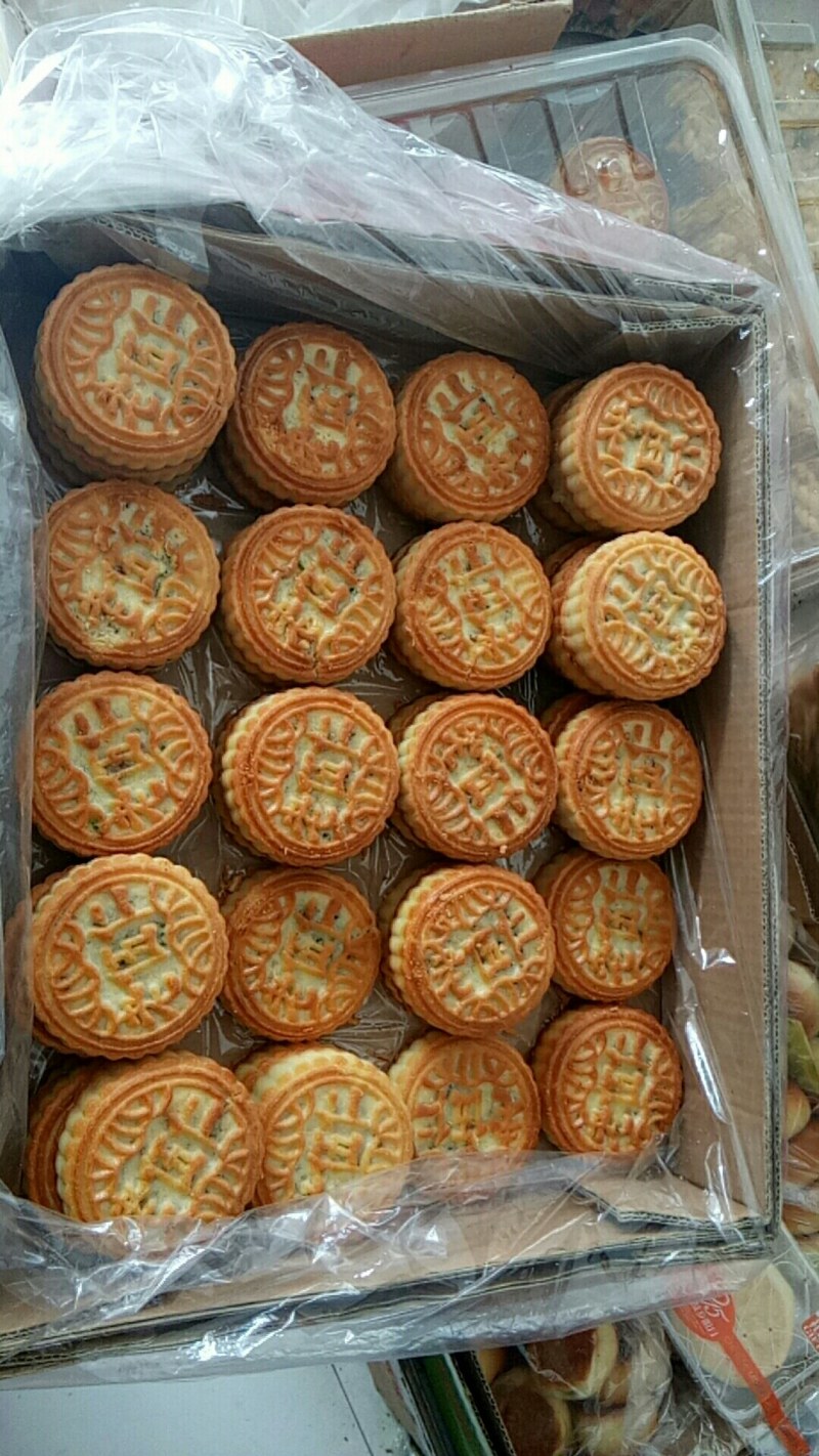 10个到25个一斤小月饼批发，大量现货，日产十吨，