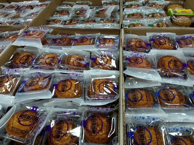 10个到25个一斤小月饼批发，大量现货，日产十吨，