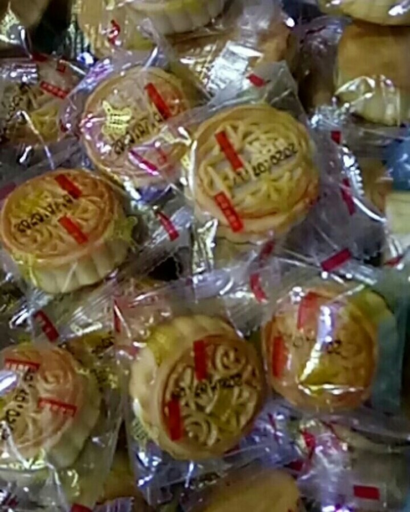 10个到25个一斤小月饼批发，大量现货，日产十吨，