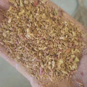 苹果渣，适口性很好，提高采食量，维生素含量高，营养丰富。