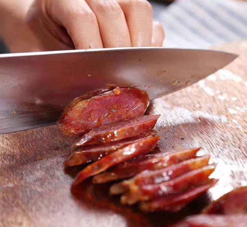 展示香肠切片与新鲜蒜苗的处理过程 香肠和蒜苗怎么做好吃 - 香肠切片与蒜苗处理