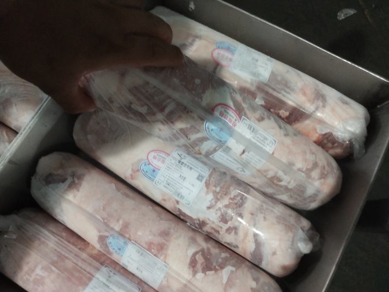 内蒙古锡林郭勒草地羔羊肉，一卷五斤，饭店火锅店吃的好。