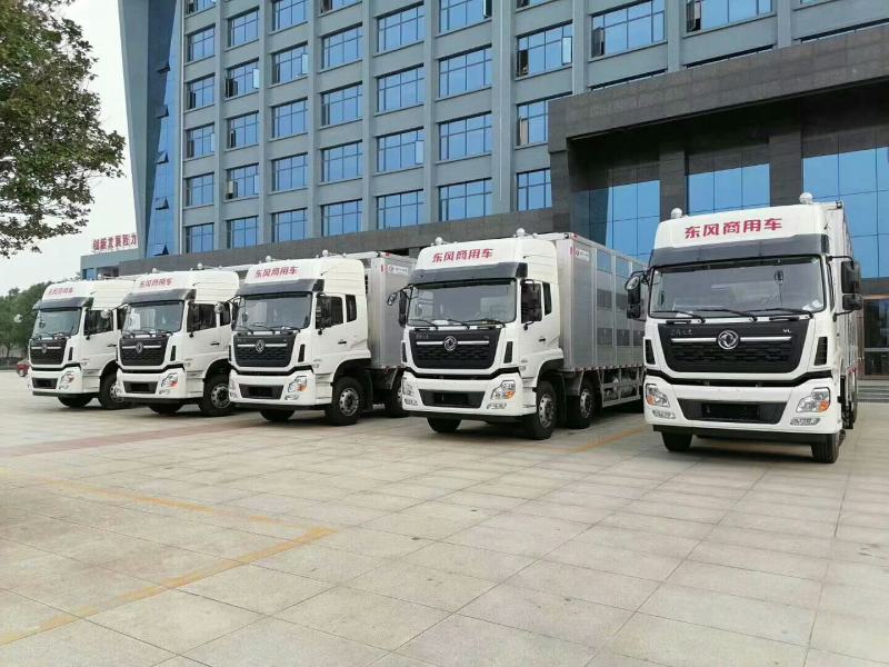 东风天龙前四后八畜禽运输车