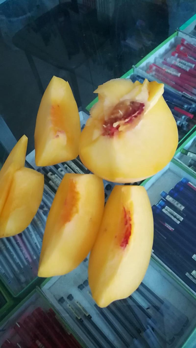 膜袋黄桃，口感脆甜，黄肉细腻