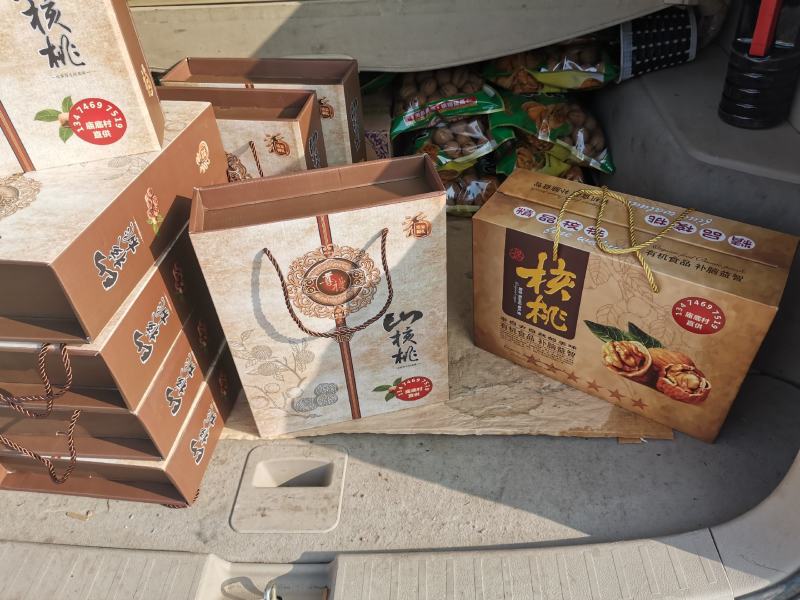 香玲核桃五斤包邮产地黄龙县无任何漂白，外表光泽