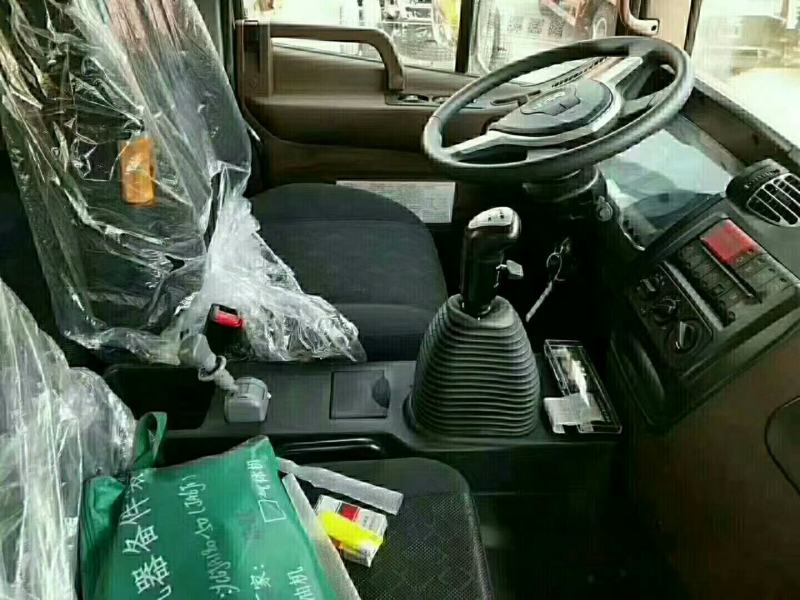 江淮小三轴！拉150挖机上高速不超载