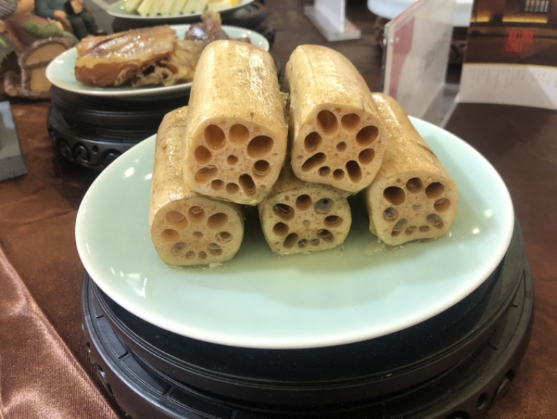洪湖特产，湖之味莲藕，清香可口，粉不掉渣，常年提供货源