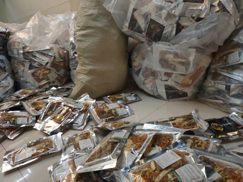 云南高原土特产菌类汤包带加工。各种菌类按客服要求分装，