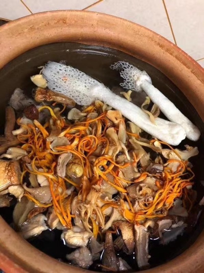 云南高原土特产菌类汤包带加工。各种菌类按客服要求分装，