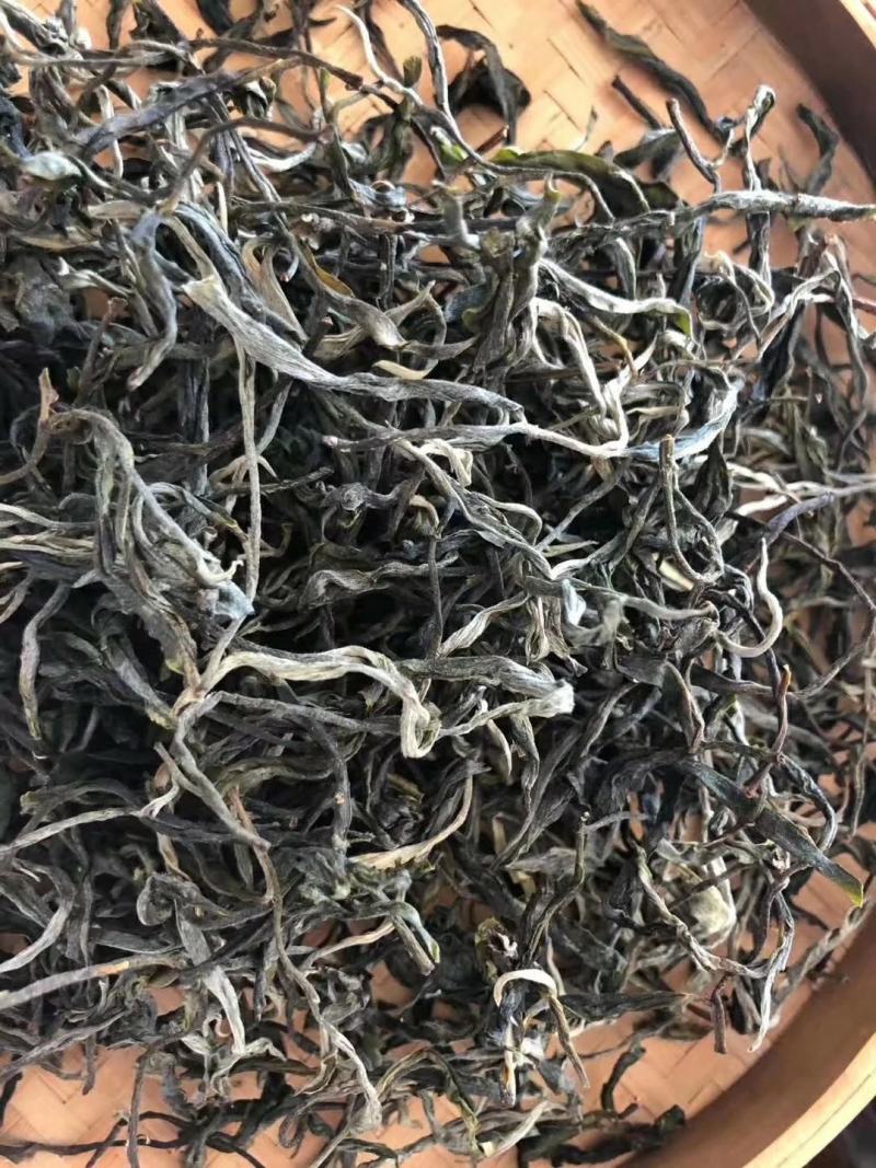 云南普洱茶古树茶单株。纯手工制作润滑口感香甜，耐泡。