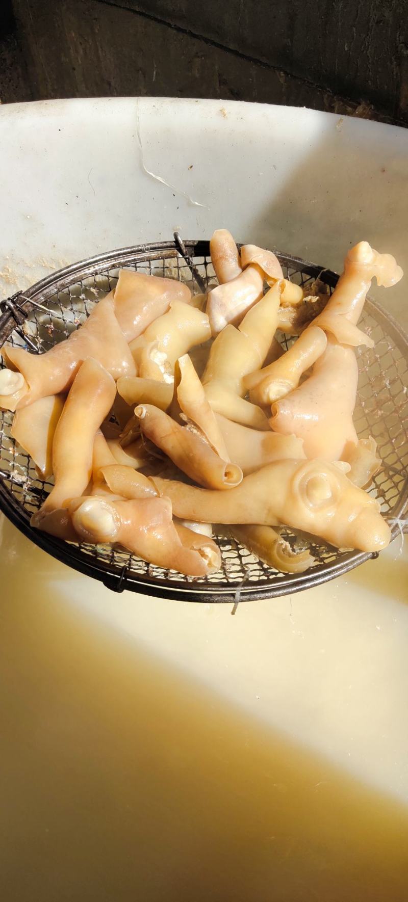 【熟食牛皮】五香牛蹄皮，质量好，50斤一件起发，许要联系