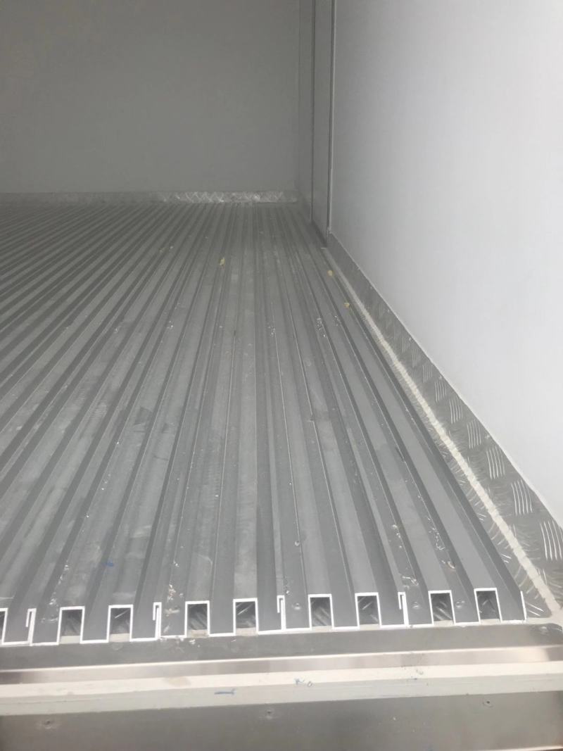 东风天锦小三轴前四后四冷藏车