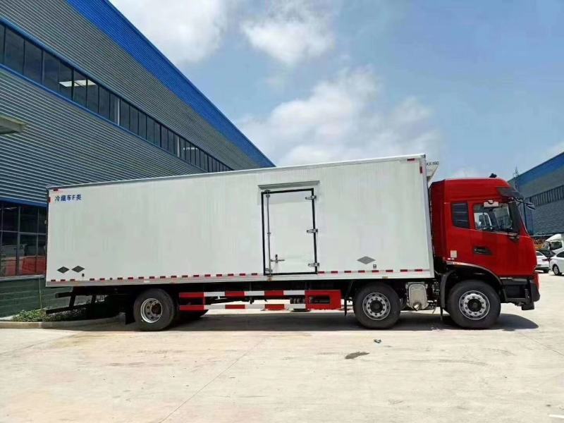 东风天锦小三轴前四后四冷藏车