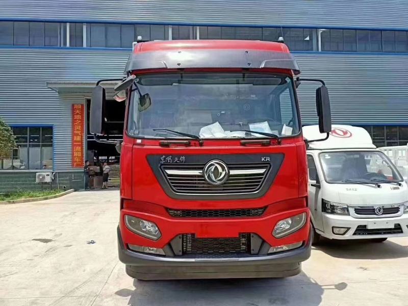 东风天锦小三轴前四后四冷藏车