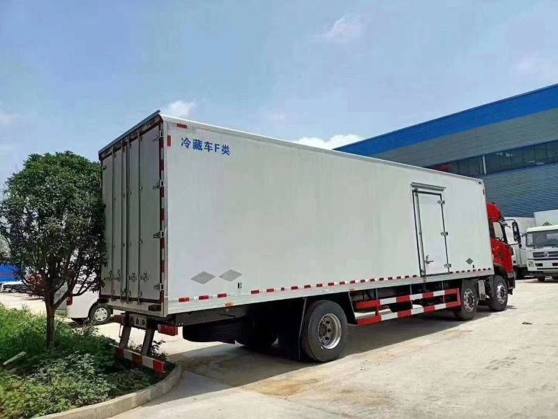 东风天锦小三轴前四后四冷藏车