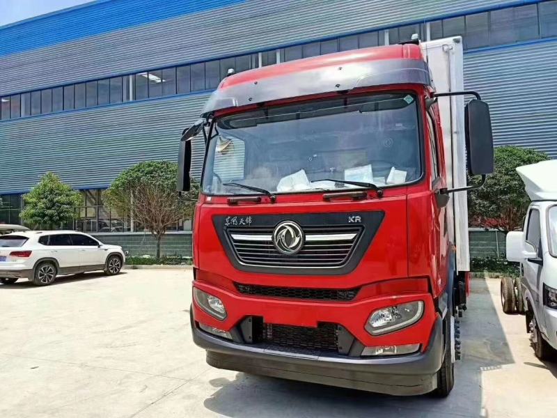 东风天锦小三轴前四后四冷藏车