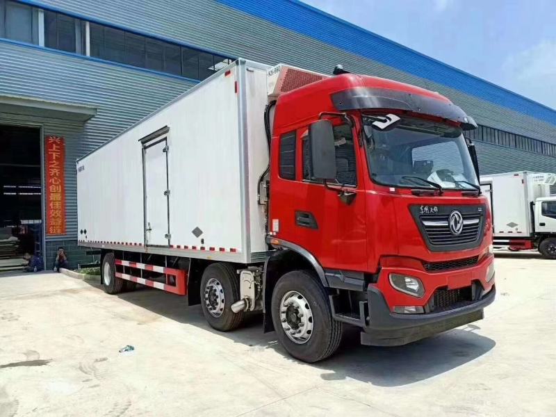 东风天锦小三轴前四后四冷藏车