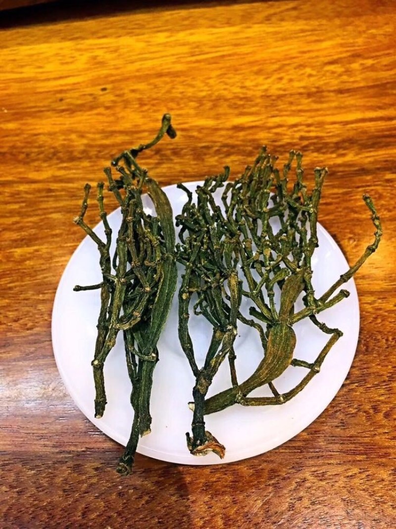 多年老古树茶树寄生螃蟹脚。人工采摘自然晒干的螃蟹脚一斤起