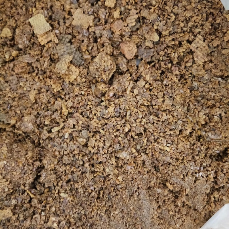 自己家养殖纯蜂胶，有两种，原始胶和提纯的胶，