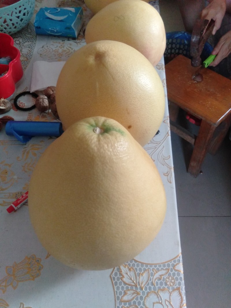 金秀三红蜜柚，精品柚子，皮薄肉厚口感好，产地直销。