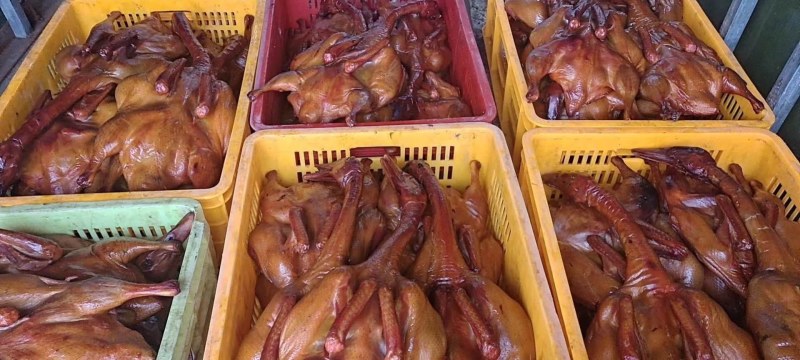 地摊赶集摆摊展会货源板鸭烟薰板鸭卤板鸭批发，一手货源