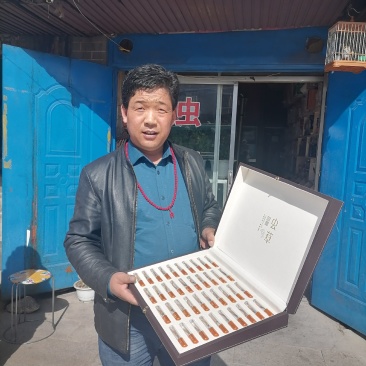 青海果洛雪山冬虫夏草精品包装礼盒发往全国