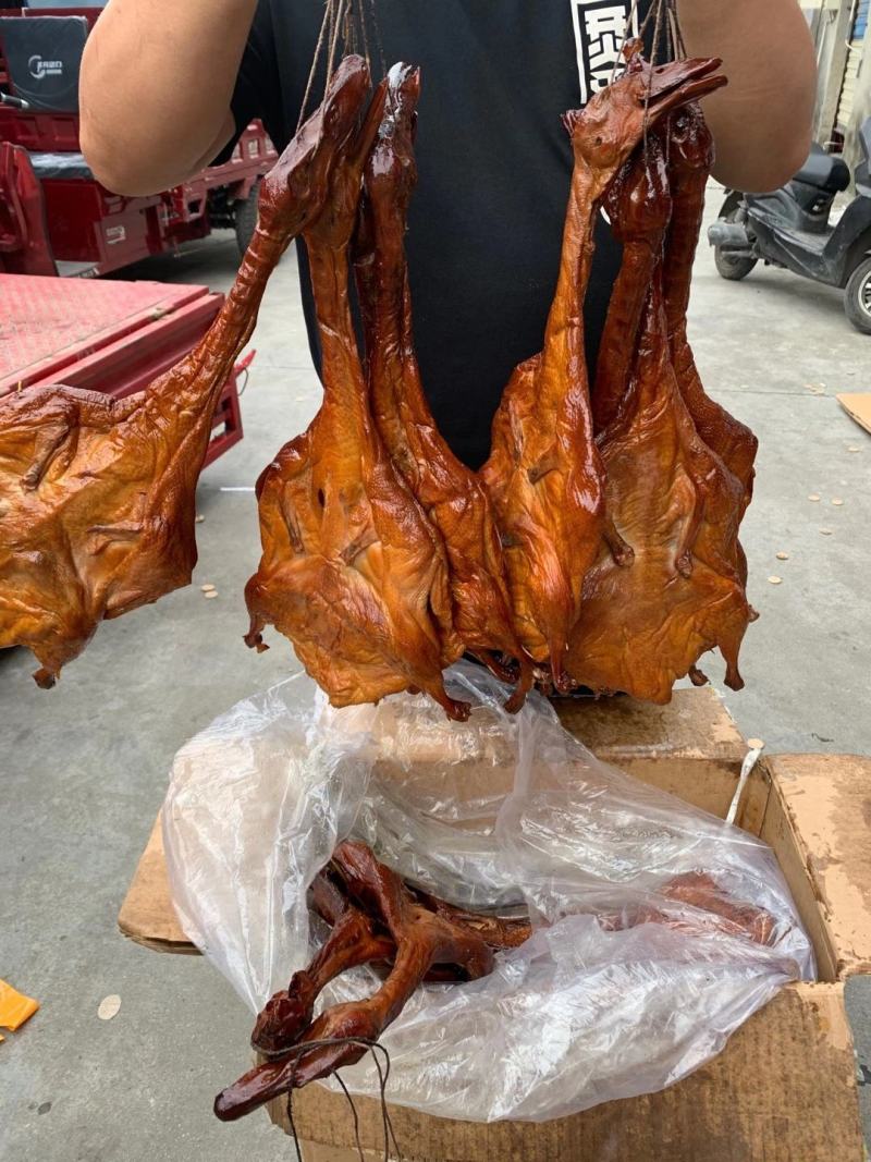 烟熏板鸭卤板鸭大量现货,江湖地摊展销，好货好质量