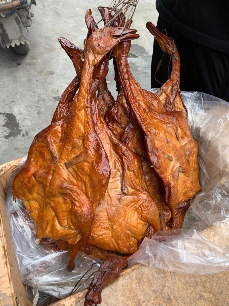 烟熏板鸭卤板鸭大量现货,江湖地摊展销，好货好质量