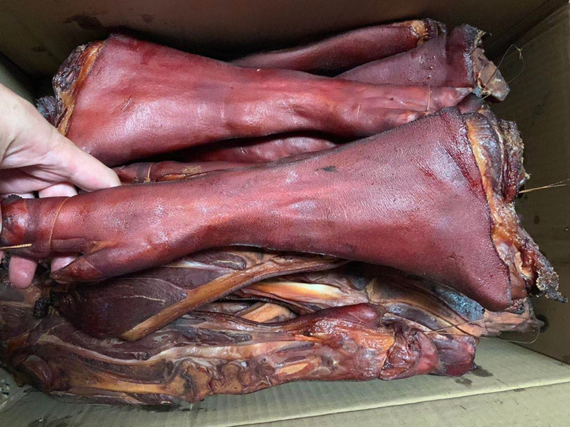 猪脚与调料翻炒上色过程
