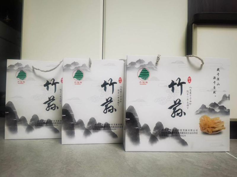 高山上的竹荪上市了，快看过来
