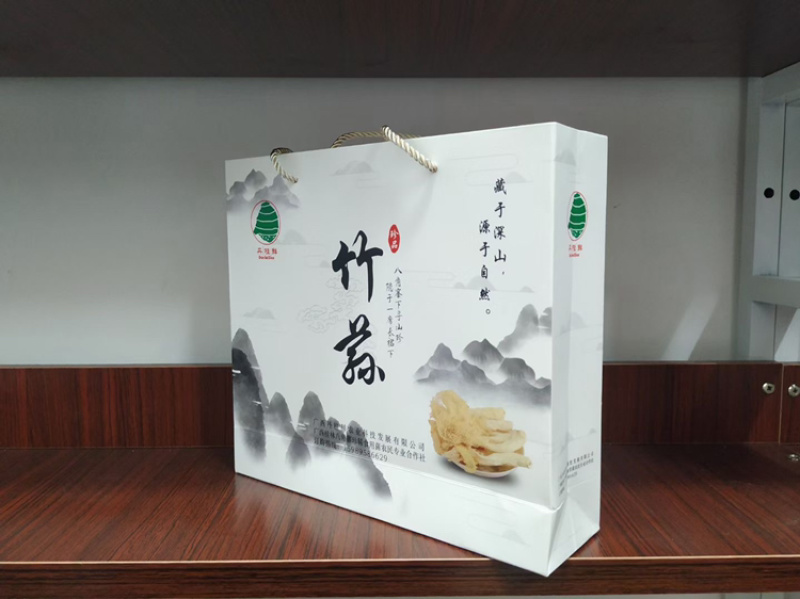 高山上的竹荪上市了，快看过来