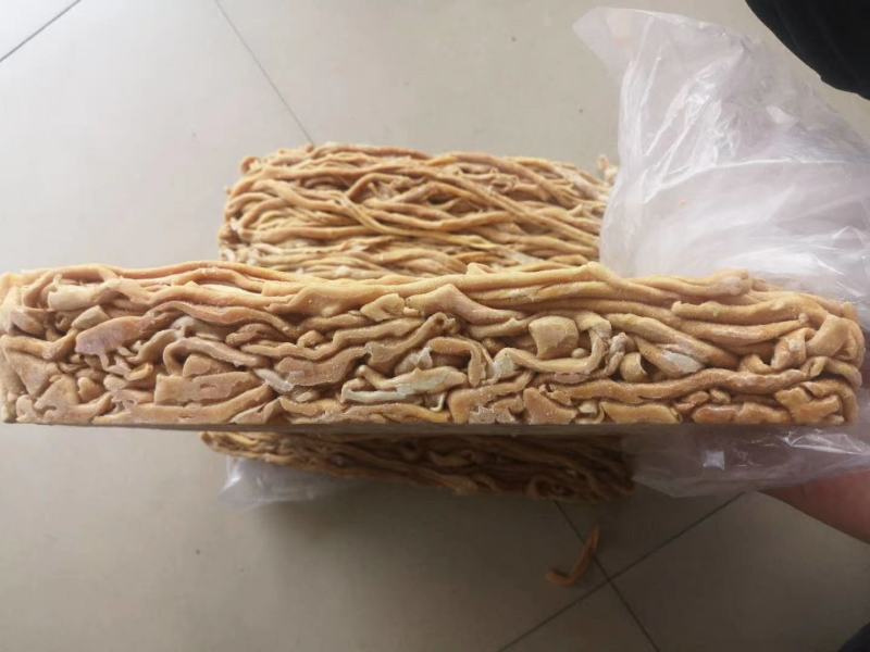 我们公司有生鸭肠和熟鸭肠，鸭食带，价格便宜，欢迎问价