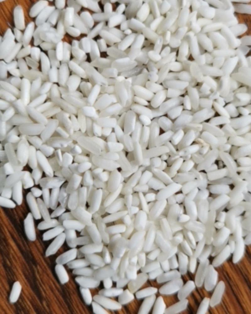 碎糯米，有糯性的白米，做酒熬粥用的，不是纯糯米