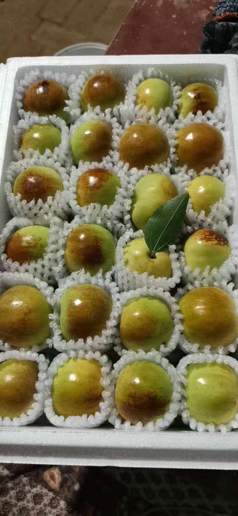 蟠枣蟠枣因像蟠桃而得名个大核小，口感酸甜酥脆，汁多无渣