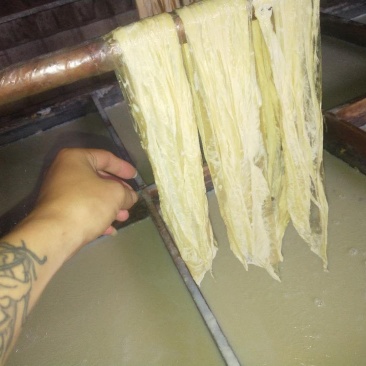 阿婆手工制作山泉水腐竹