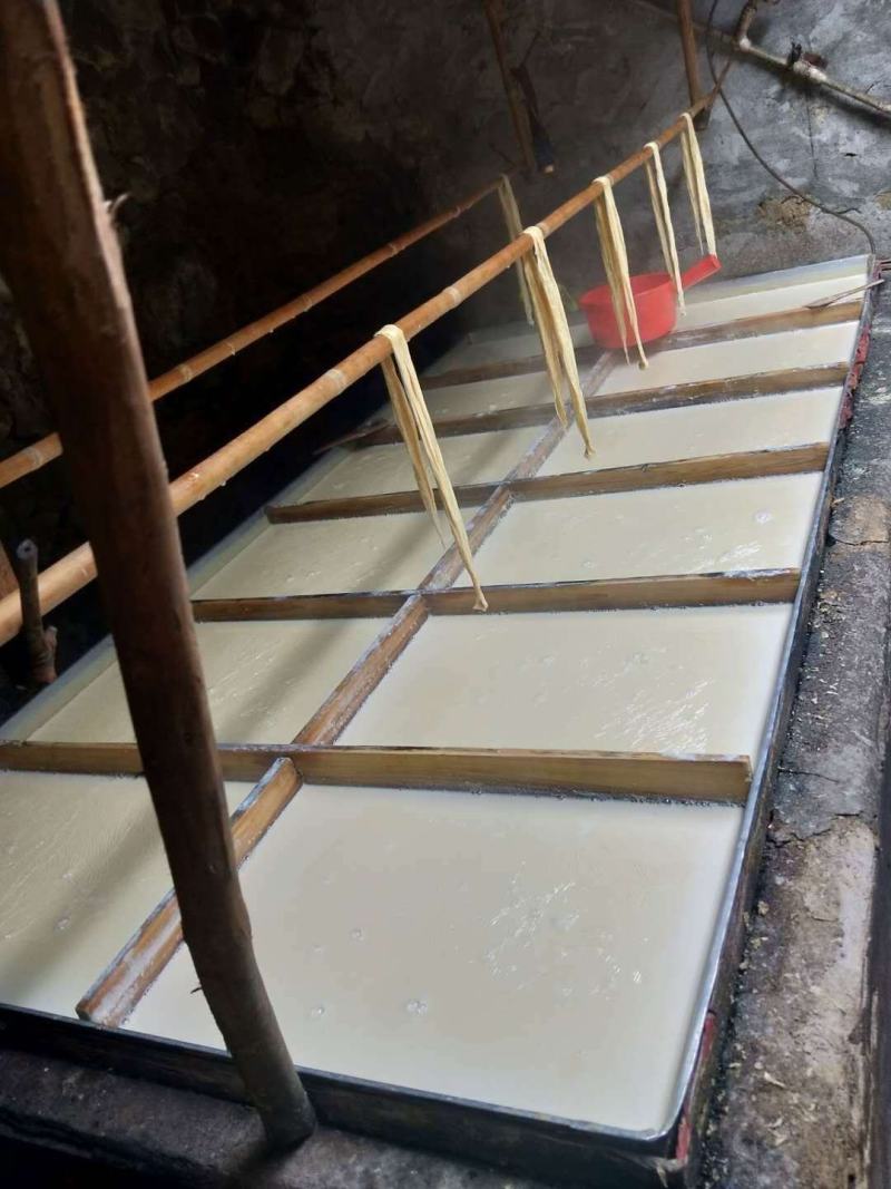 阿婆手工制作山泉水腐竹