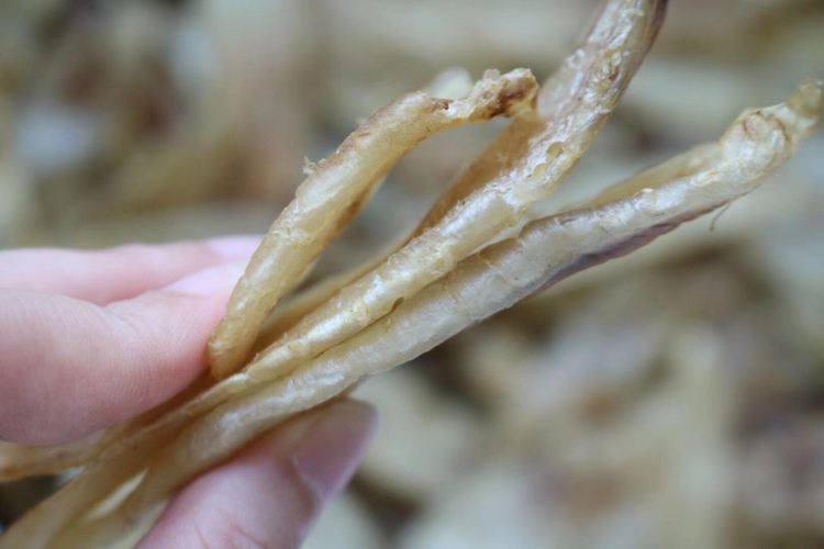 鱼皮处理与切条过程