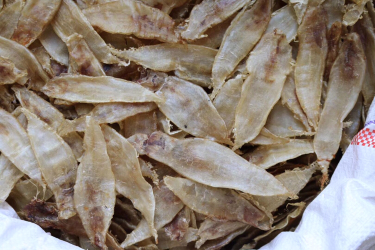 不锈钢炒锅中,浅灰白色鲮鱼糜颗粒均匀分散,表面微凝、边缘略带金边,锅底无焦糊痕迹,背景可见清晰蒜末与姜末 鲮鱼糜滑炒过程特写