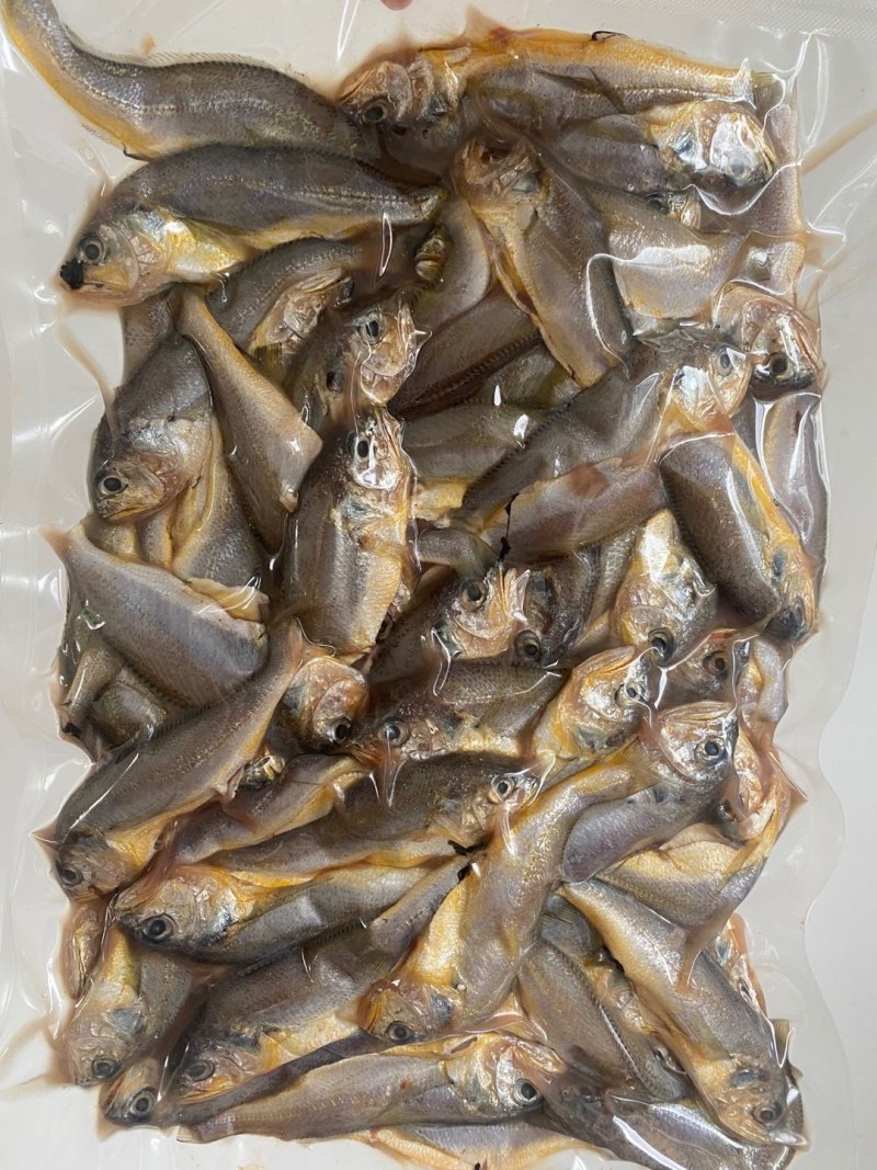 香辣小黄鱼，去头，去内脏，适合餐饮，油炸，超市