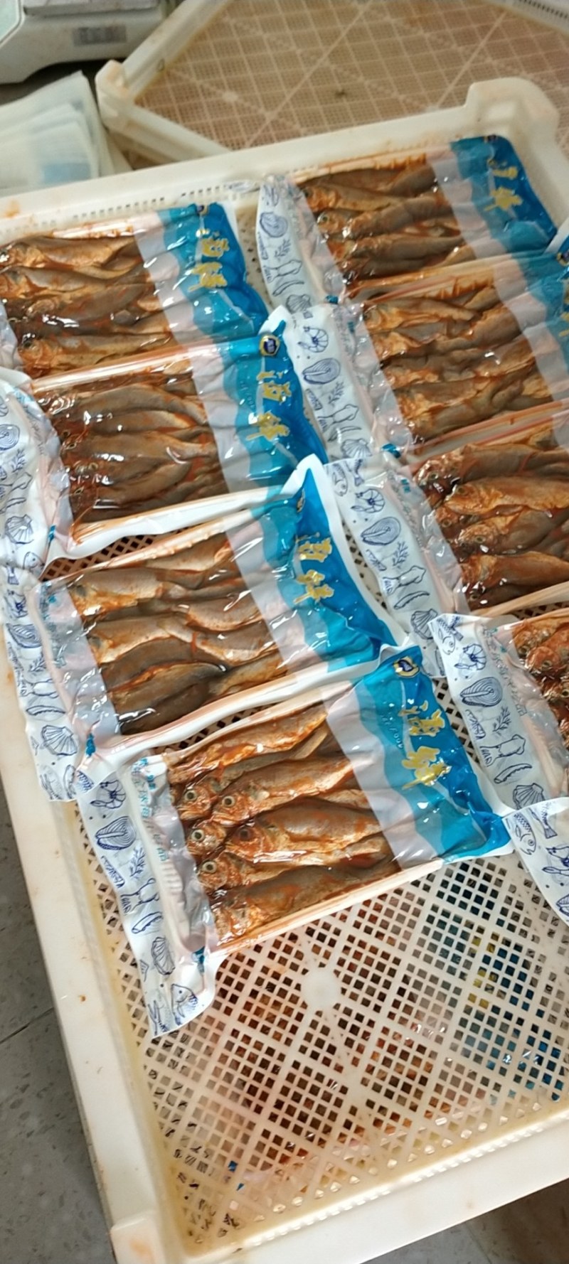 香辣小黄鱼，去头，去内脏，适合餐饮，油炸，超市