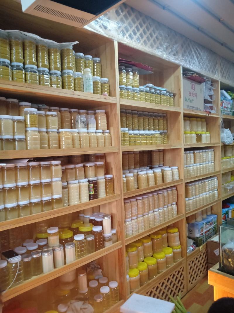 青海高原蜂蜜，坐落于青海海北藏族自治州，门源百里油菜花海