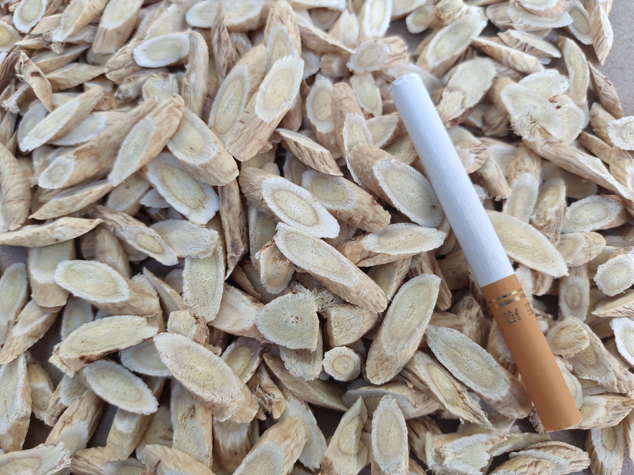 黄芩药材对比图,展示子芩与枯芩的外观差异 黄芩药材对比图