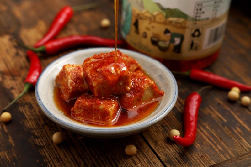 宣城爱宣豪公司《爱宣味》牌豆腐乳，用传统家庭式手工方法腌