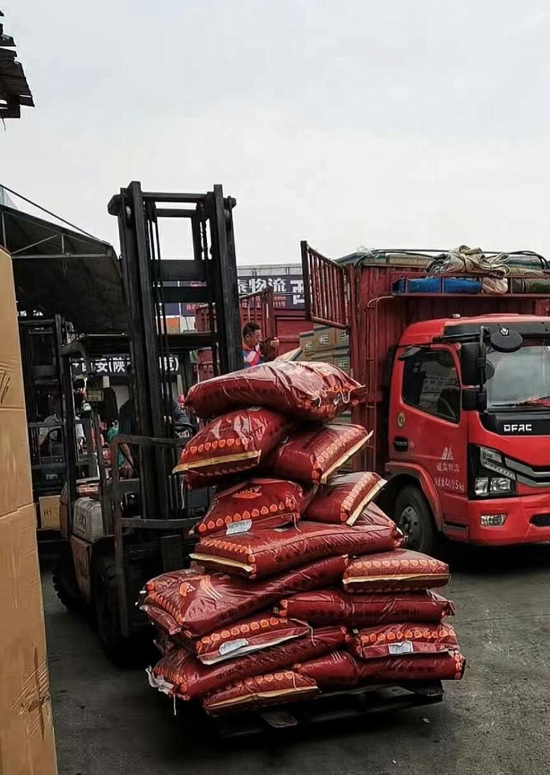 肉牛浓缩料全阶段适用，育肥牛犊牛母牛都可以使用方便又省力