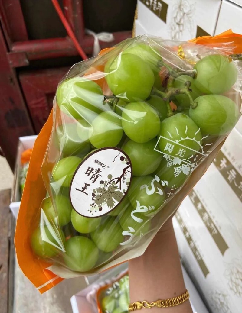 云南省红河州蒙自市岀售阳光玫瑰葡萄，4斤一盒，98元/盒