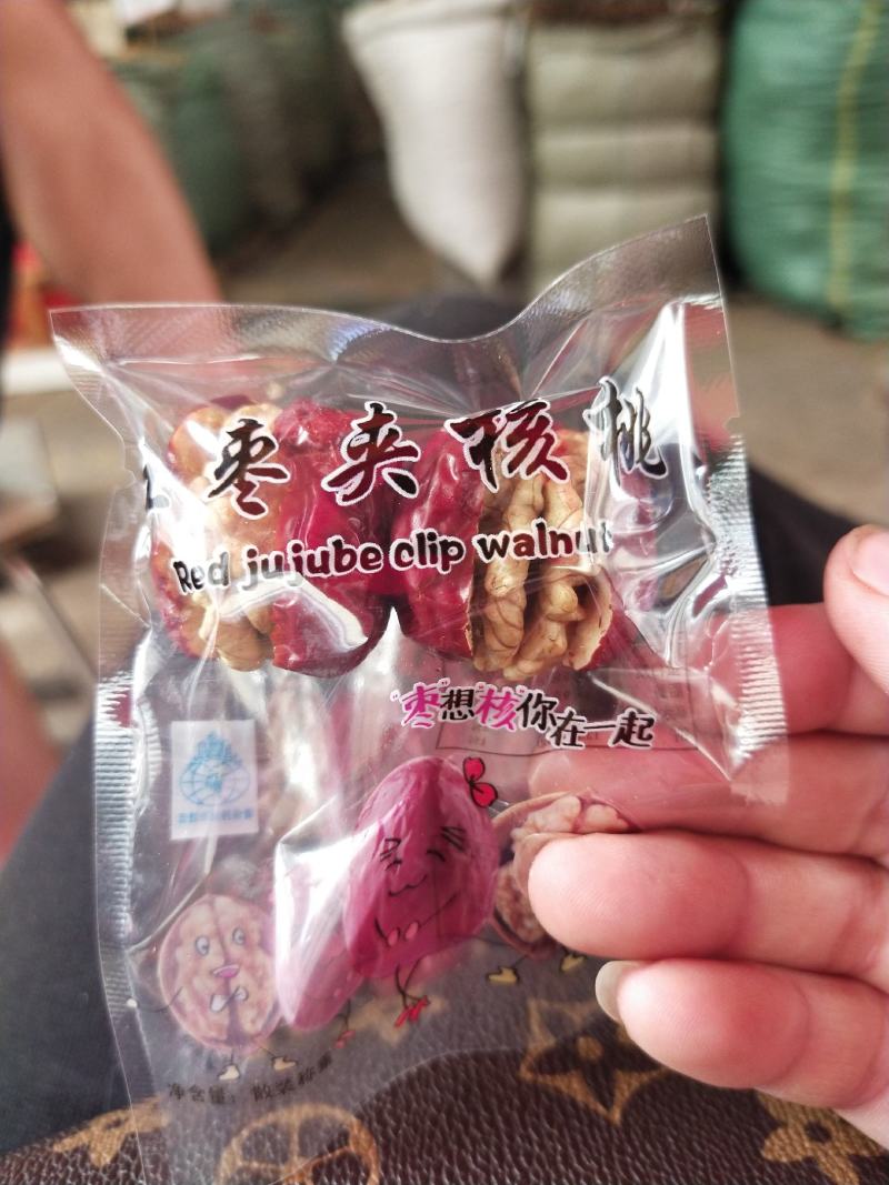 枣夹核桃送礼佳品，肚饿来两颗精神倍加。。。