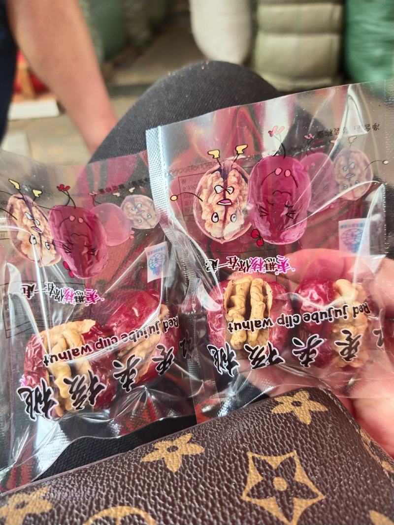 枣夹核桃送礼佳品，肚饿来两颗精神倍加。。。